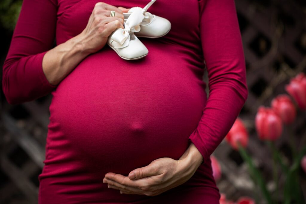 a imagem mostra uma mulher grávida.