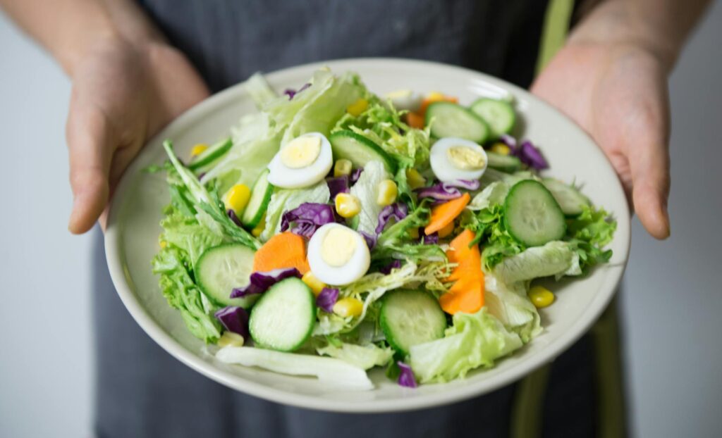 Um receita da dieta do ovo acompanhado de salada.