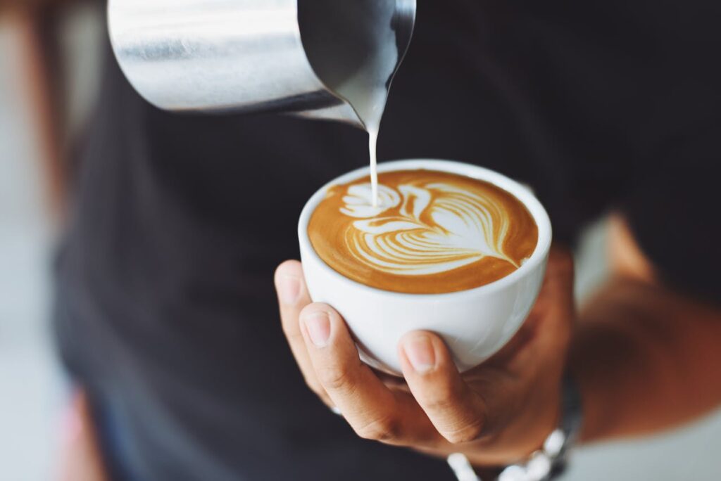 Café com leite sendo preparado.