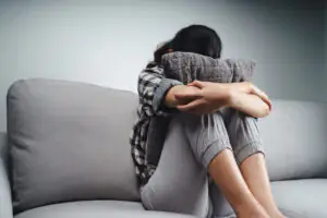 Uma imagem demonstrando uma mulher com crise de ansiedade