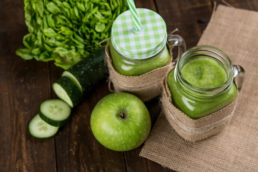 A imagem mostra um suco detox.
