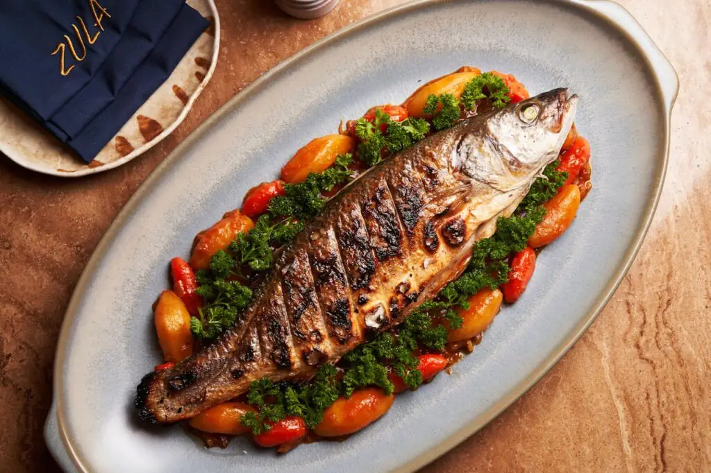 Um peixe preparado. Um grande exemplo de dieta low carb