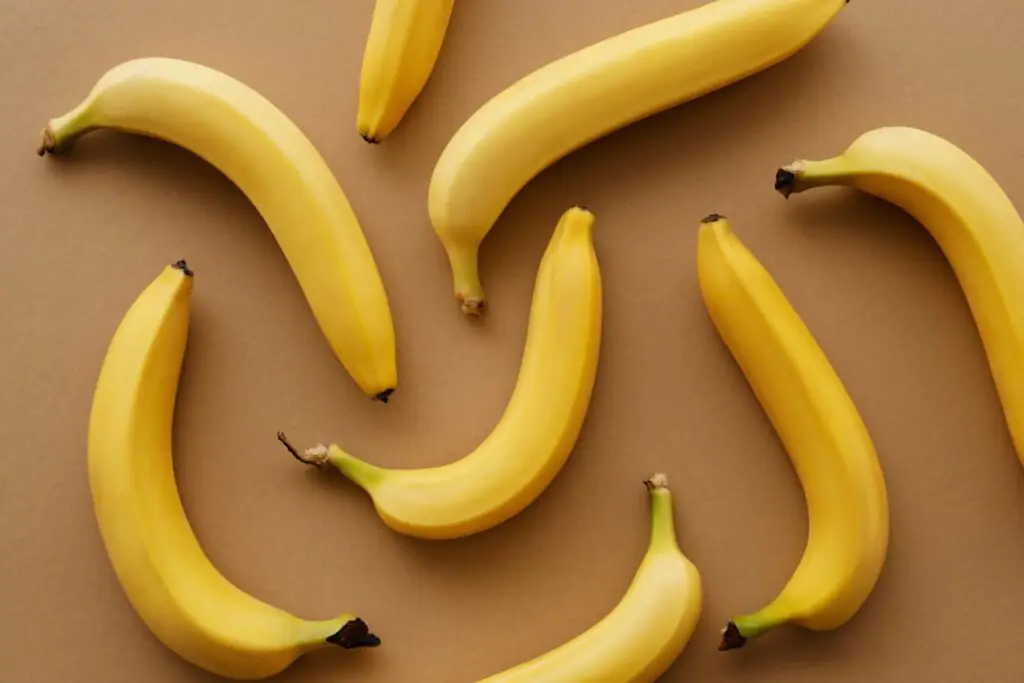a imagem mostra várias bananas.