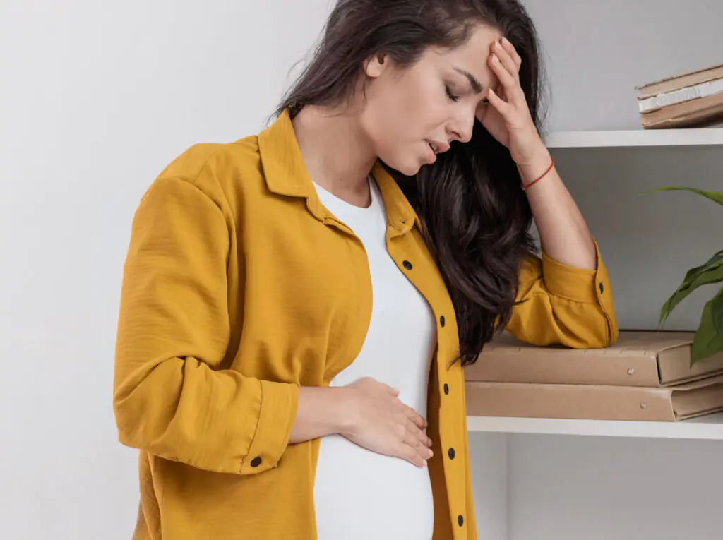 uma mulher grávida sentindo enjoo