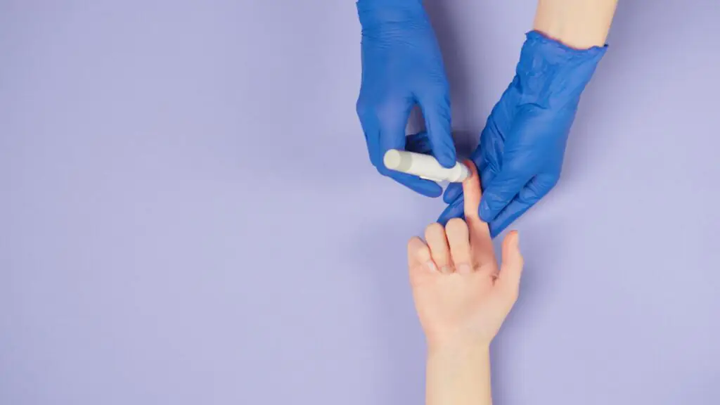 Uma pessoa fazendo o teste de glicemia