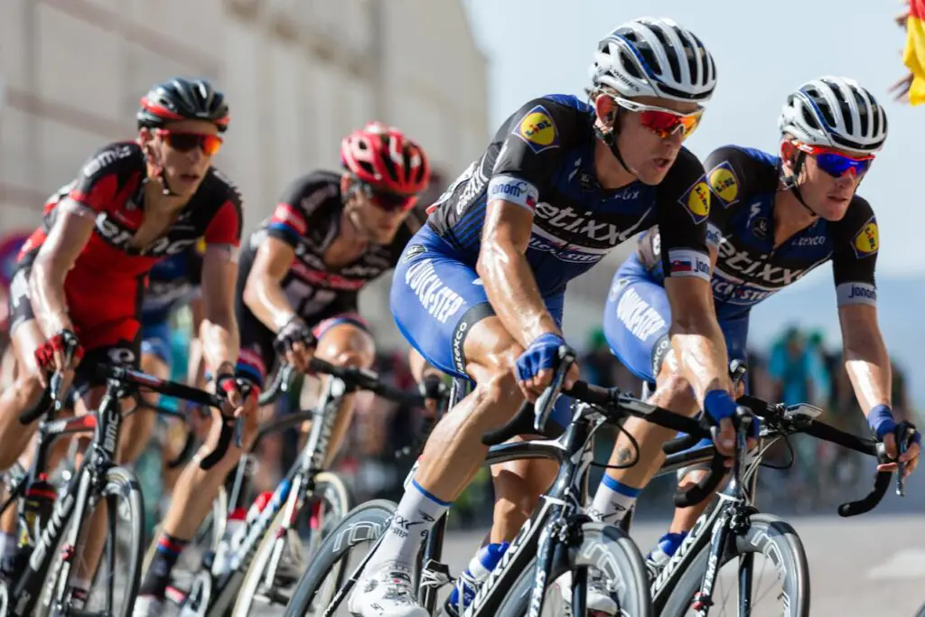 Vários homens fazendo ciclismo em uma competição