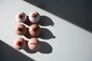 a imagem mostra seios em formato de almofada