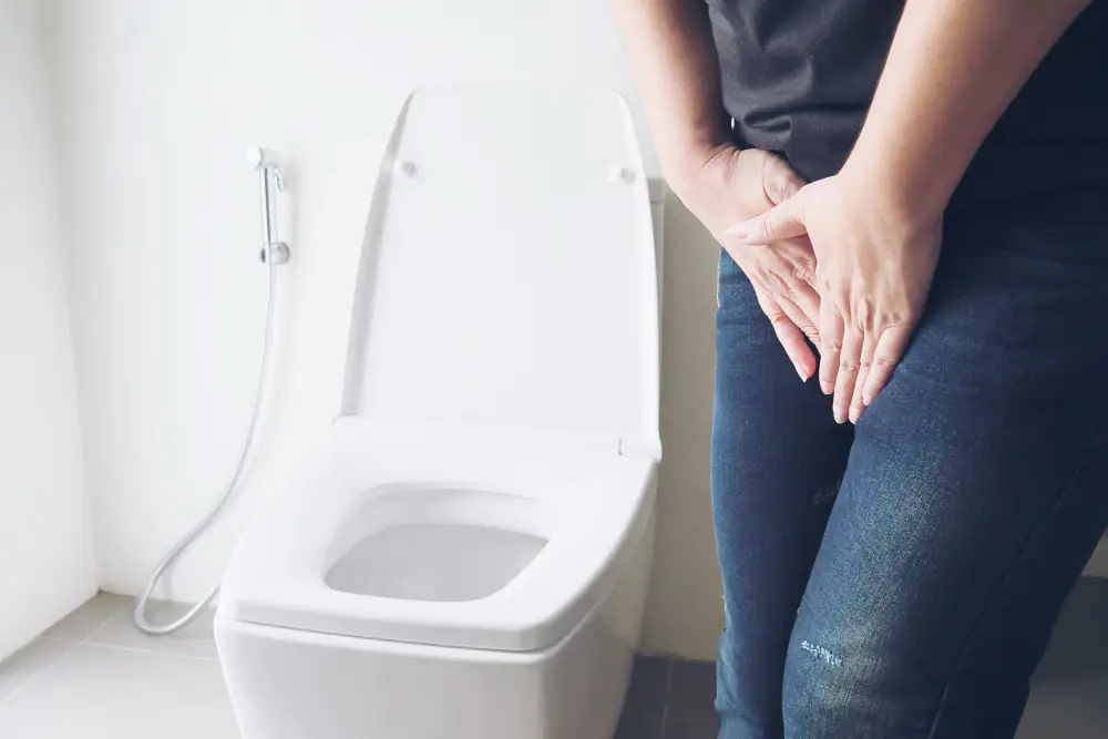uma mulher sentindo dor por infecção urinária