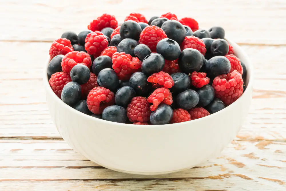 a imagem mostra frutas vermelhas.